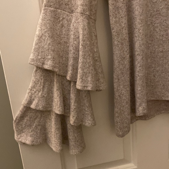 Soft and warm flare sleeve sweater - Picture 3 of 5